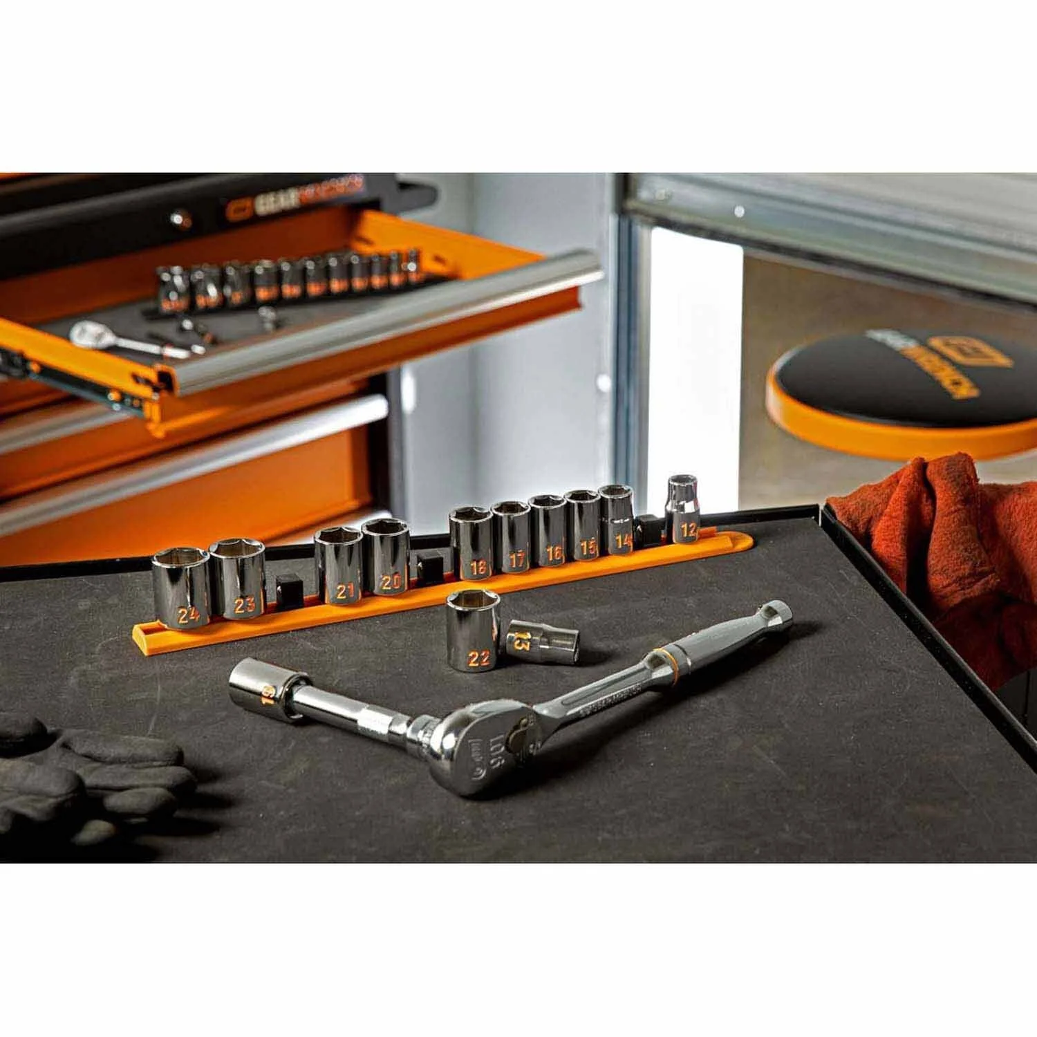 GearWrench 80702H 13 Piece 1/2" Drive 6 Point Metric Hi-Viz Socket Set - Image 7